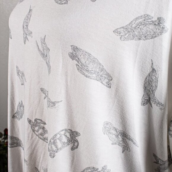 Lularoe White Turtle T-Shirt Size 2XL - Picture 2 of 4